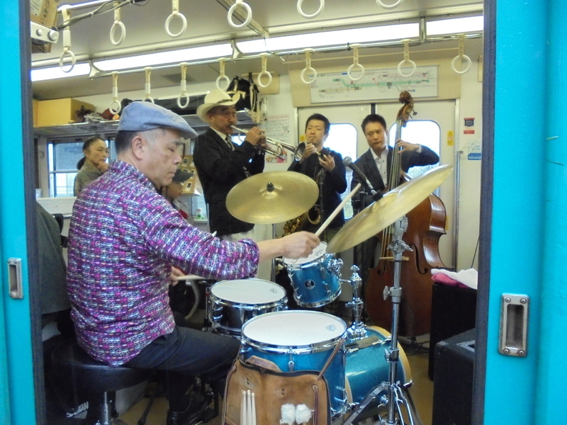 過去には列車内でジャズ演奏も。いつもの列車がライブ会場に”変身”した(写真提供:JR西日本)