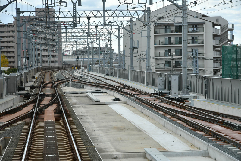 高架化された青木駅から魚崎駅方面を眺める。左側が2015年に高架化された下り線で右側が今回供用を開始した上り線。中央には引き上げ線も新設された