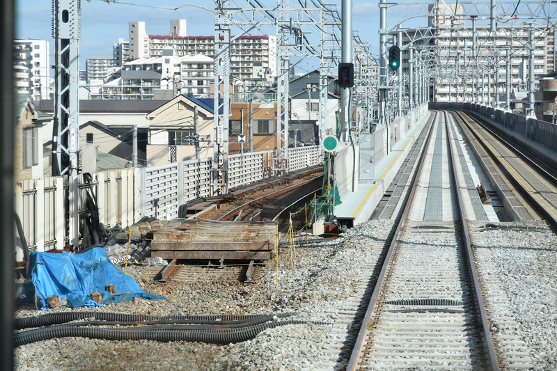 魚崎駅東方の切替箇所。左側に旧線が見える