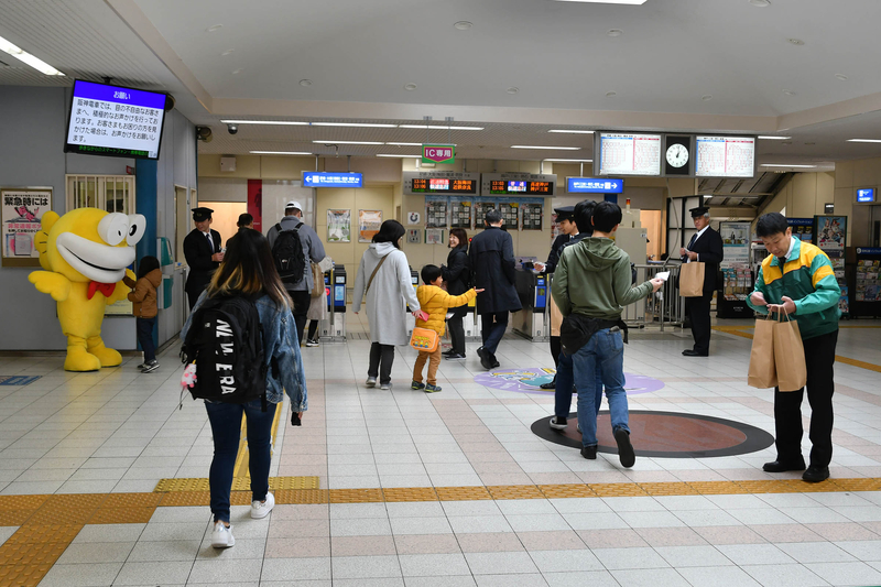 魚崎駅など3駅では、沿線に拠点を置く東洋ナッツ工業の協力を得て記念品を配布。同社のキャラクター「さかなっつ君」も登場した