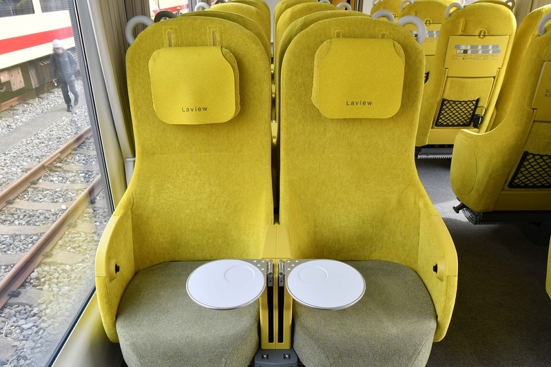 西武鉄道「Laview」の座席。「スフレ」と名付けられたモケットは織り方を工夫し独特のモコモコ感を出している