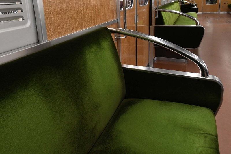阪急の伝統であるゴールデンオリーブ色の座席。現在もアンゴラヤギの毛が使われており独特の肌触りだ