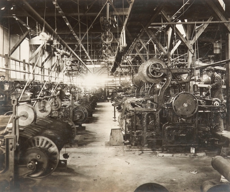 大正時代の工場の様子。力織機の導入で生産の効率化が図られた（写真提供：住江織物）