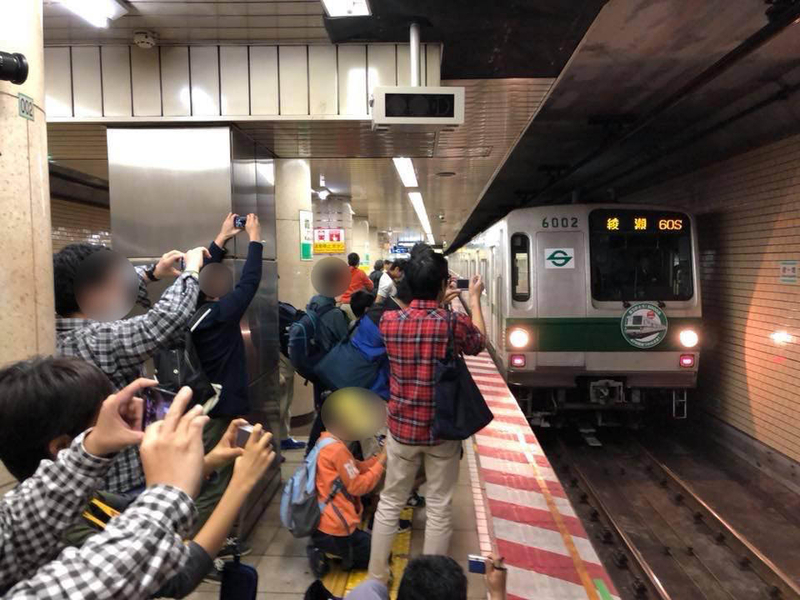 2018年に行われた、千代田線6000系のさよなら運行。多くのファンが集まり、その一部が問題行動を起こした（撮影：鈴木 壮 氏）