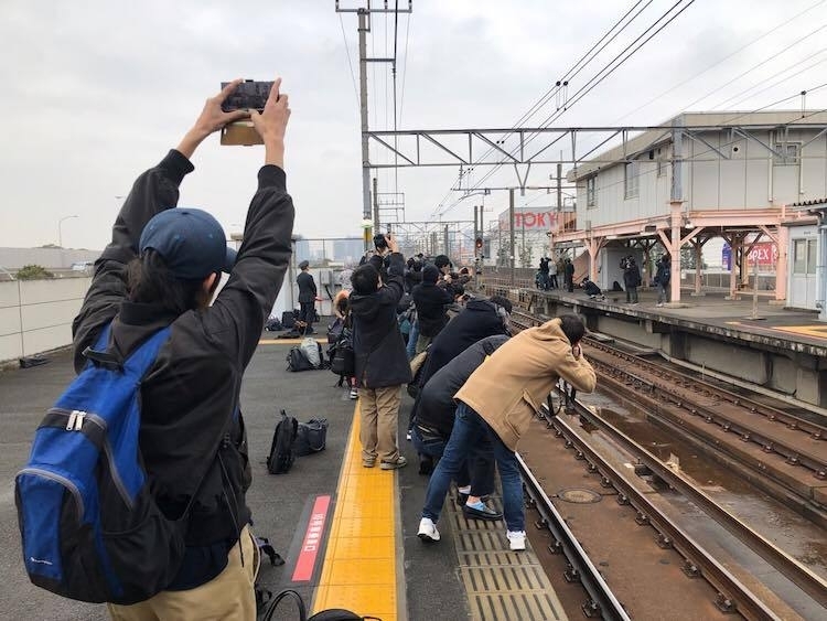 新習志野駅で列車を撮影しようとしている鉄道ファン。少しバランスを崩せば線路に転落する、危険極まりない行動だ（撮影：鈴木 壮 氏）