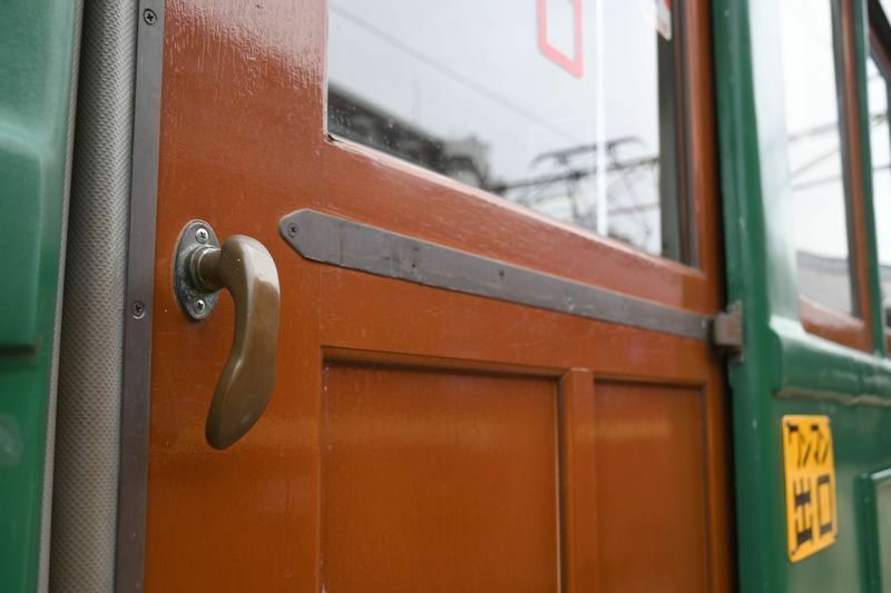 扉の取っ手やガイドレール、ネジなどはすべて真鍮製だ