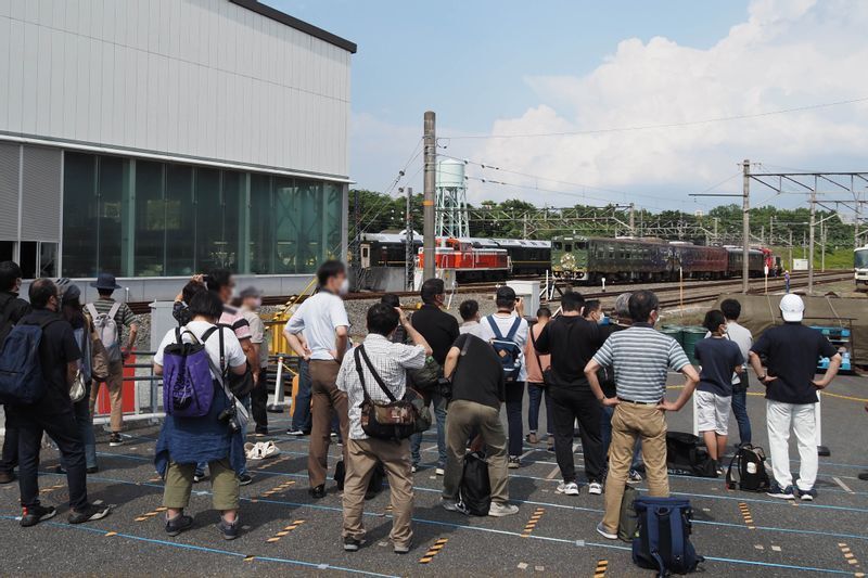 業務用通路に設けられた「特別観覧エリア」　奥にこれから搬入される展示車両が見える