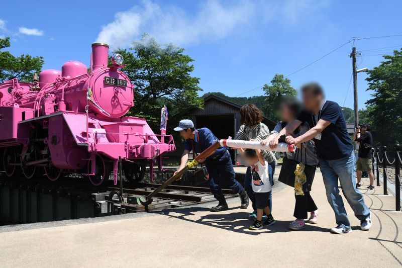 若桜鉄道若桜駅にある転車台は人力で動かすタイプ　これと同じ棒がオープニングアニメでも描かれている