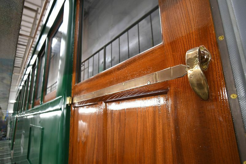 修復工事では、木製の扉を国産ケヤキで新調。木目とニスの光沢が美しい。金具類は従前のものが再利用されている