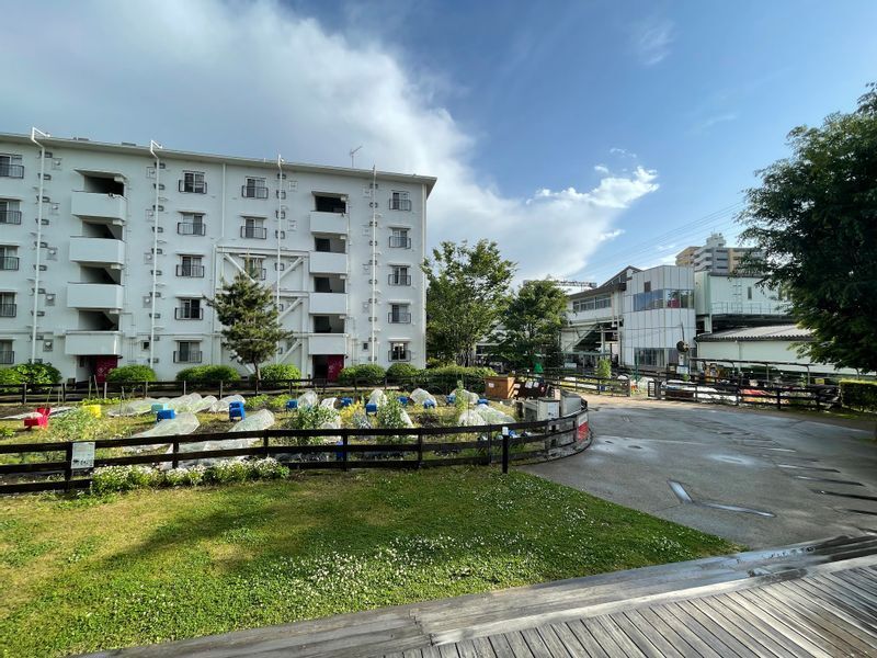 小田急電鉄が手掛けた「ホシノタニ団地」。建物内はもちろん、棟間の空き地などを含め敷地全体がリノベーションされた(写真提供:株式会社グランドレベル)