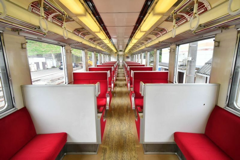 6050型の車内　国鉄の急行列車のような雰囲気が漂う