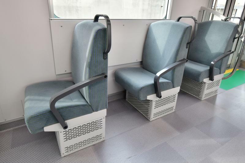 まもなくデビューするOsaka Metroの新型車両の車内　座席には「ブレスエアー」が採用されている