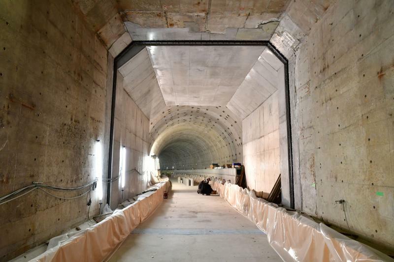 千里中央駅北側の延伸工事部。手前の少し汚れた部分が1970年の開業当時に建設されたトンネルで、黒い接続部分の奥が新たに建設されたトンネルだ（2022年11月撮影）