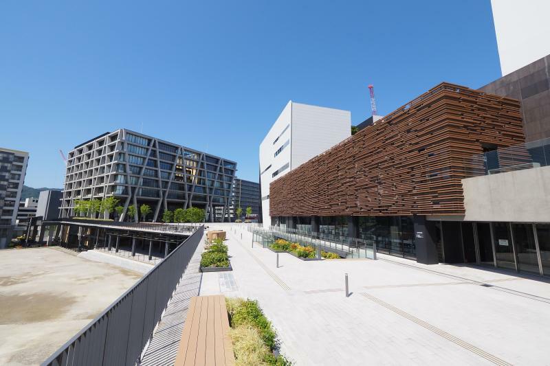 延伸区間の沿線では再開発が進む。写真は箕面船場阪大前駅前で、右の建物は箕面市立文化芸能劇場（2023年5月撮影）