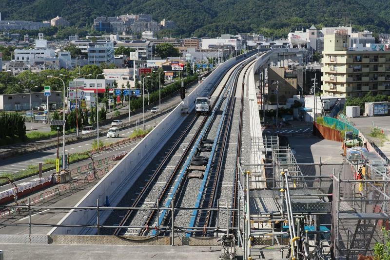 箕面船場阪大前駅北側で地下から高架となる付近。奥には箕面萱野駅が見える。既にレールや信号機が設置されていた（2023年9月撮影）