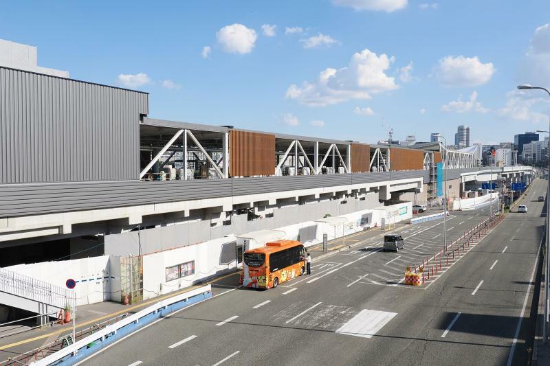 新たな終点となる箕面萱野駅の現況。撮影場所の両側にある大規模ショッピングモールと直結する（2023年9月撮影）