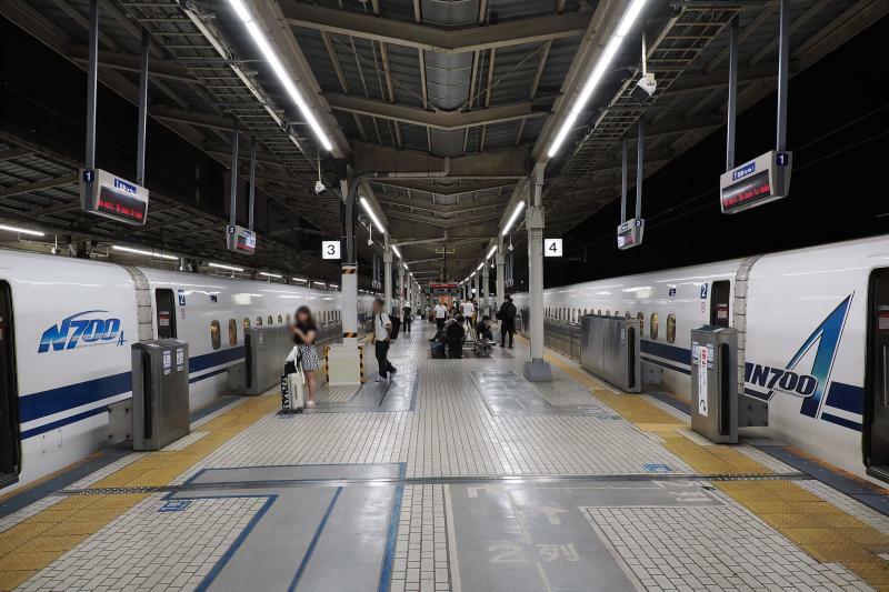 22時ごろの新横浜駅　今から乗り込む人やホームに出て“息抜き”する人の姿も見られた