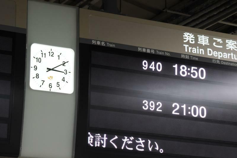 ついに新大阪駅に到着　時計の針は午前3時を回っていた　定刻18:50発の回送列車表示がまだ残っている