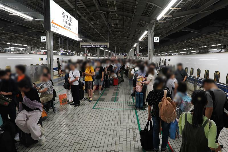 新大阪駅のホームで列車ホテルの開設を待つ人々　個々で並んでいた人のほとんどは座席を確保することができていた