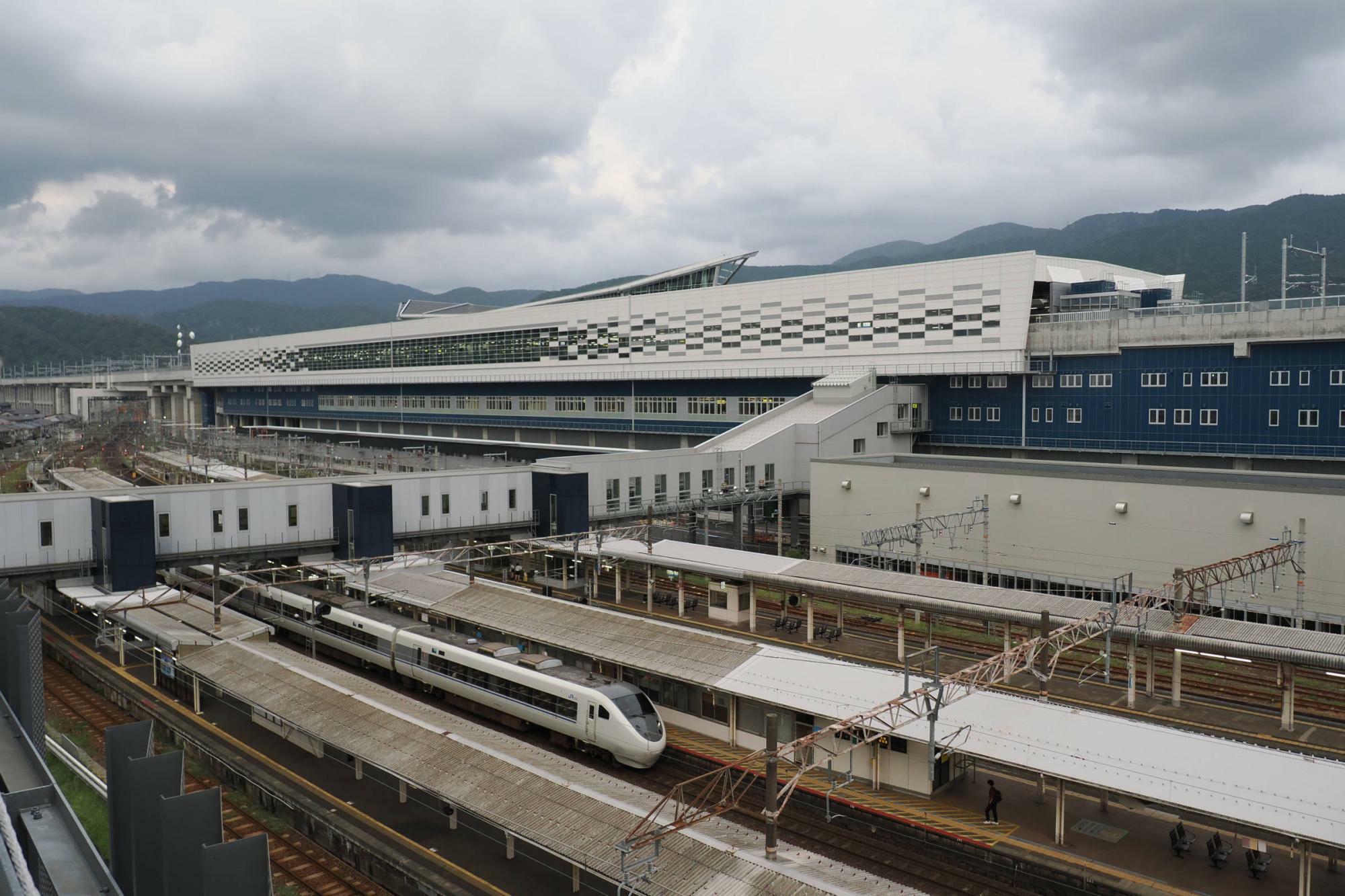 新幹線開業前の敦賀駅を出発して金沢方面に向かう特急。新幹線開業後は奥に見える新幹線ホームの下に乗り入れるとはいえ、乗り換えは必須となった