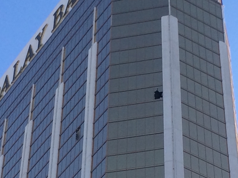 パドックは、マンダレイベイホテルから1100発以上の銃弾を乱射した。（筆者撮影）