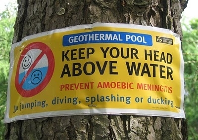 「頭は水の上に出しておこう」と貼り紙で警告。写真：spacecoastdaily.net