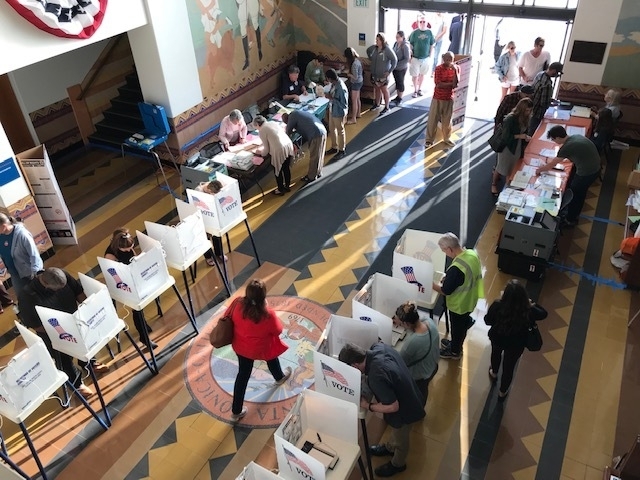 サンタモニカ市庁舎内の投票場所。筆者撮影