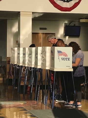 カリフォルニア州サンタモニカ市庁舎内での投票風景。筆者撮影