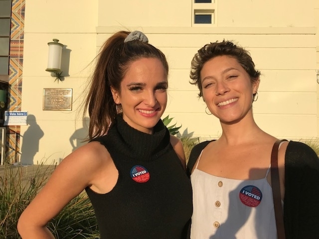 投票した人々は“I Voted”（投票した） と書かれたシールを胸に貼っている。若い女性たちの姿も目についた。筆者撮影