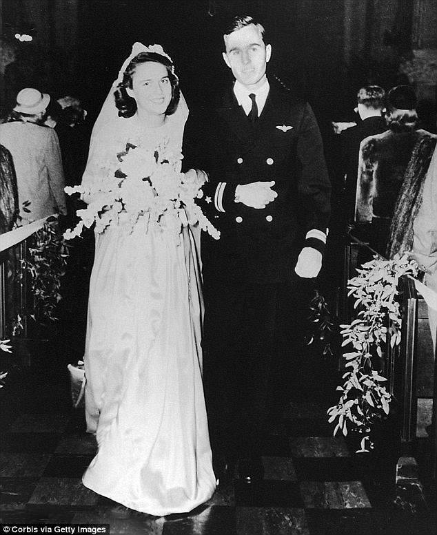 戦争から帰還後間もなく結婚したバーバラとジョージ。時にバーバラ20歳、ジョージ21歳。www.dailymail.co.ukより