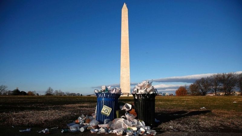 ゴミが溢れるワシントン・モニュメント前のゴミ箱。写真：xanianews.com