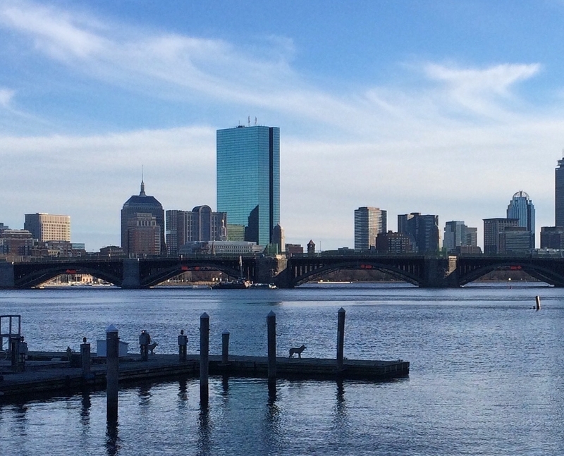 ボストンのチャールズ・リバーを見下ろすように聳え立つ、ペイが創ったジョン・ハンコック・タワー。筆者撮影。