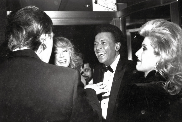 トランプ氏（写真、一番左）は、1987年、NBCテレビのパーティーでキャロル氏（写真、左から２番目）と会っていた。写真：www.thecut.com