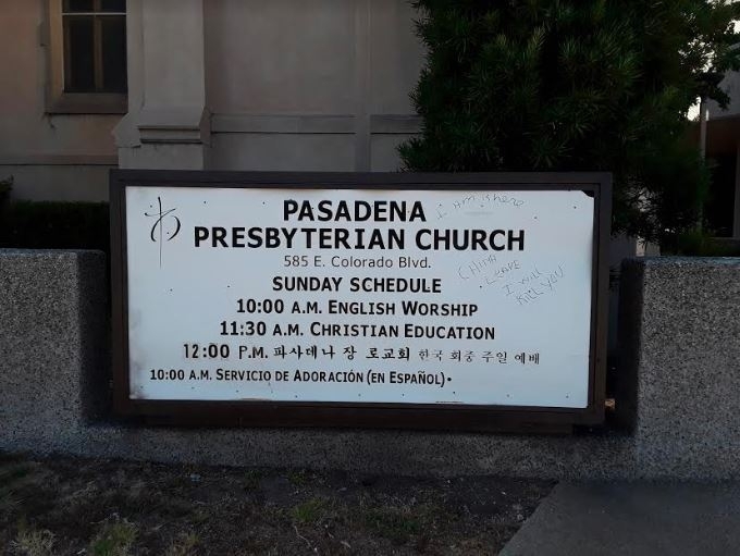 パサデナの教会の看板に書かれた中国人を差別する落書き。China Leave I will Kill Youと看板の右方に書かれている。出典：Pasadena Star-News