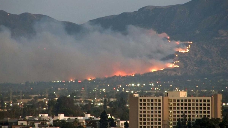10月10日夜（米国時間）、ロサンゼルス郊外シルマーで発生した山火事。温暖化の影響で、2015年以降、カリフォルニア州では大規模な山火事が頻発している。出典：www.nbclosangeles.com