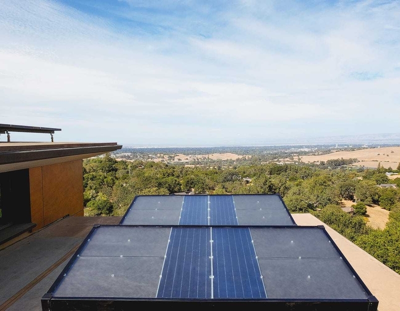 ベゾス氏とゲイツ氏が投資した太陽光パネルは、空気中から水を取り出すことができる。出典：businessinsider.com