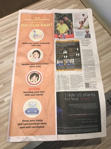 感染予防策をイラスト入りで大きく伝えるシンガポールの新聞。筆者撮影。