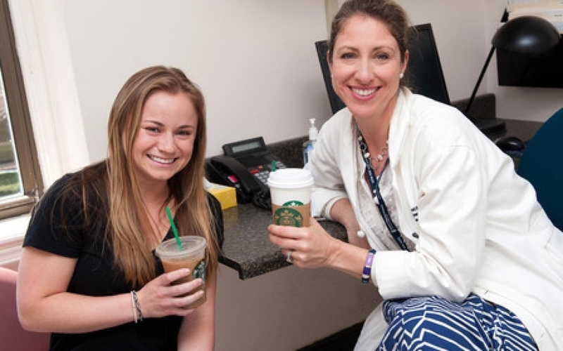 スターバックスは医療従事者に無料のコーヒーを提供している。写真:aazios.com