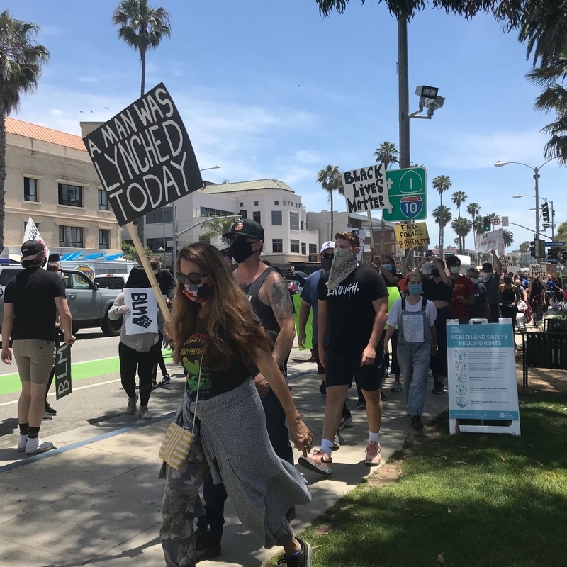 ロサンゼルスのビーチタウン、サンタモニカのダウンタウンで行われた抗議デモには約700人が参加。筆者撮影