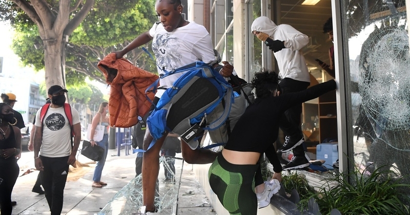 サンタモニカのダウンタウンにある店の商品を略奪する人々。写真：news.immitate.com