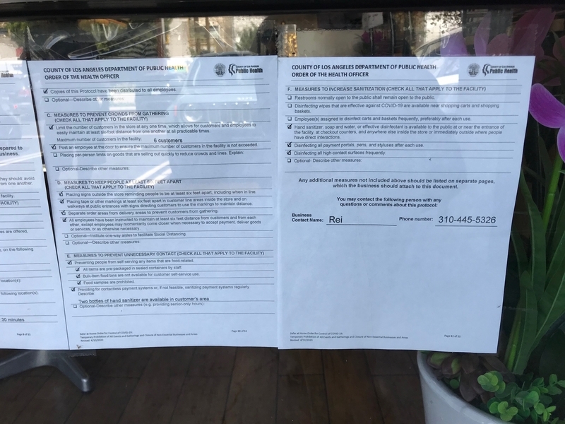 ロサンゼルス郡保健局の指示を順守していることを示す書類を貼り、客に安心感を与えている「Volcano Tea House」。筆者撮影