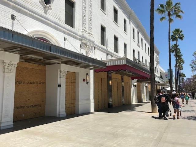 サンタモニカ市のショッピング通り「サード・ストリート・プロムナード」。抗議デモに乗じて略奪行為が起きたため、経済再開後も、板で防護状態の店もある。筆者撮影