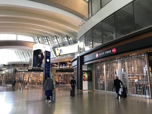 ロサンゼルス国際空港（LAX）の国際線ターミナル。免税店もブランド店も閉まっており、閑散としている。筆者撮影