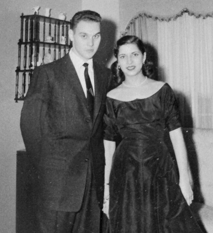 1957年12月、ルースとマーティーはニューヨークのプラザホテルで婚約パーティーを行なった後、マーティーの自宅でこの写真を撮影した。写真：archive.kuow.org