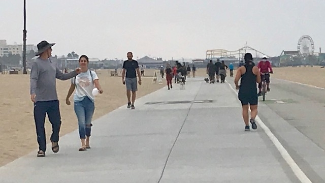 拡張されたサンタモニカビーチの遊歩道。マスク無しでウォーキングする人の姿も目立つ。筆者撮影