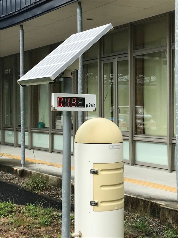 福島Jヴィレッジのモニタリングポストが示した空間線量は、2018年10月の訪問時、0.13マイクロシーベルト/時だった。筆者撮影。