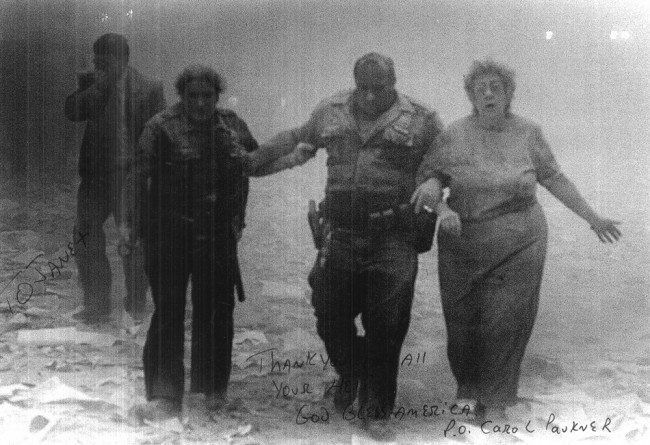 粉塵と灰にまみれながら、歩き続けた元NY市警の警察官キャロル・ポークナーさん（前列、最左）。写真：womenyoushouldknow.net