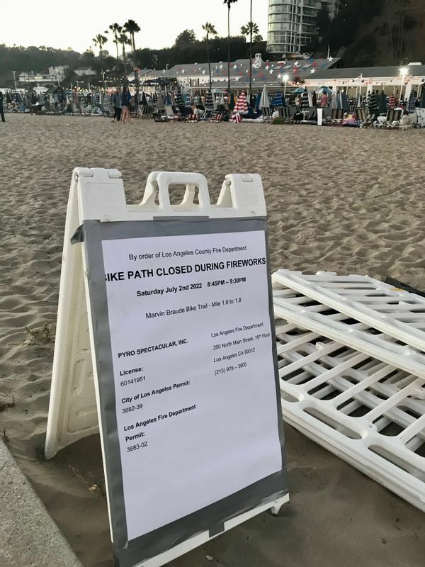 サンタモニカ市では花火が禁止されているため、ビーチクラブは駐車場があるロサンゼルス郡の消防局から許可を得て花火大会を開催。筆者撮影