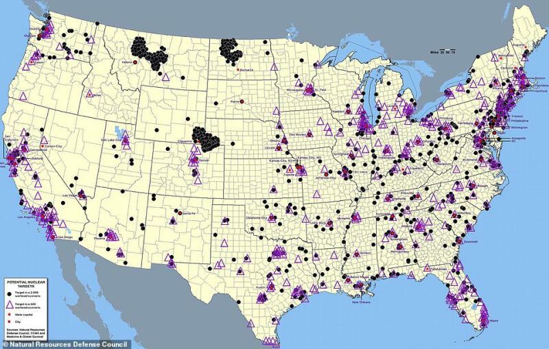 黒い点：核攻撃のターゲットが2000カ所のシナリオの場合に投下されると推定される地点。紫の三角：核攻撃のターゲットが500カ所のシナリオの場合に投下されると推定される地点。