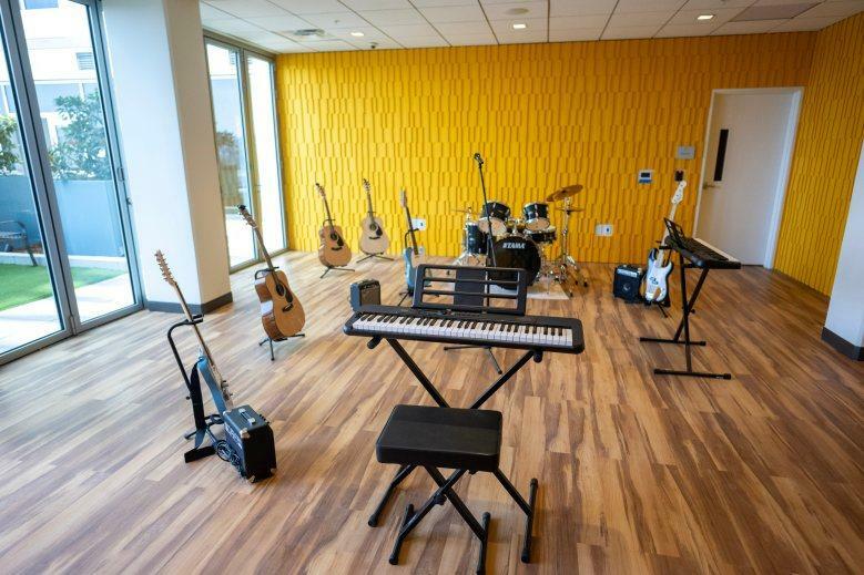 様々な楽器を使って演奏を楽しめる音楽室。画像：chironicleslive.com